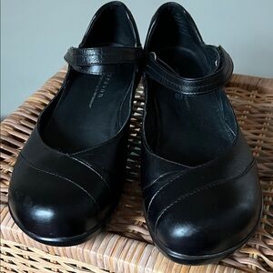 Aravon Maya 8 Wide mary-janes